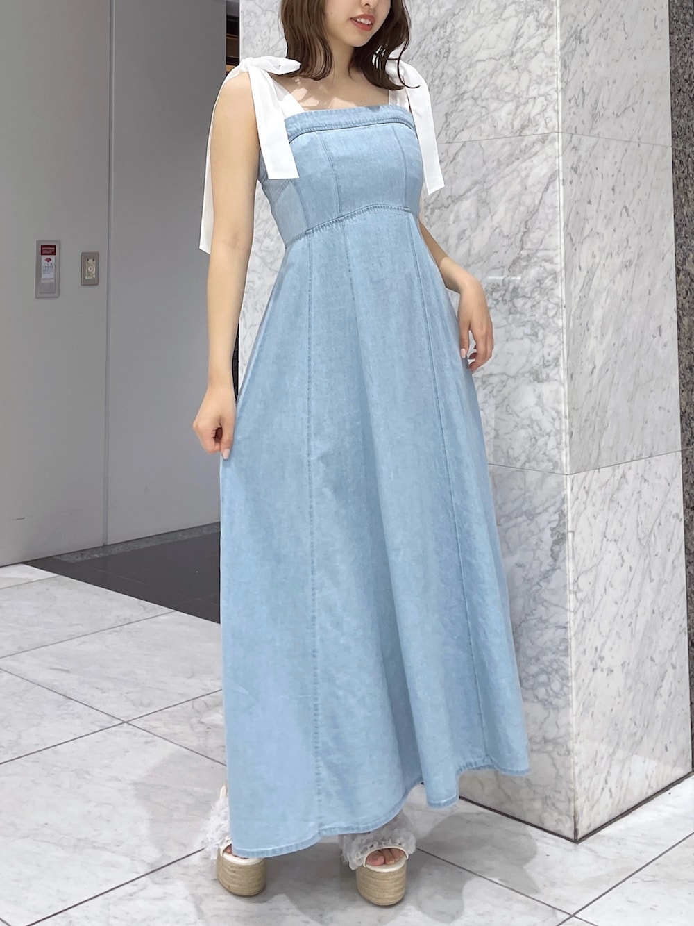 ブルー系のワンピース、ホワイト系のサンダルを着用したレディースの夏コーディネートの3枚目の写真