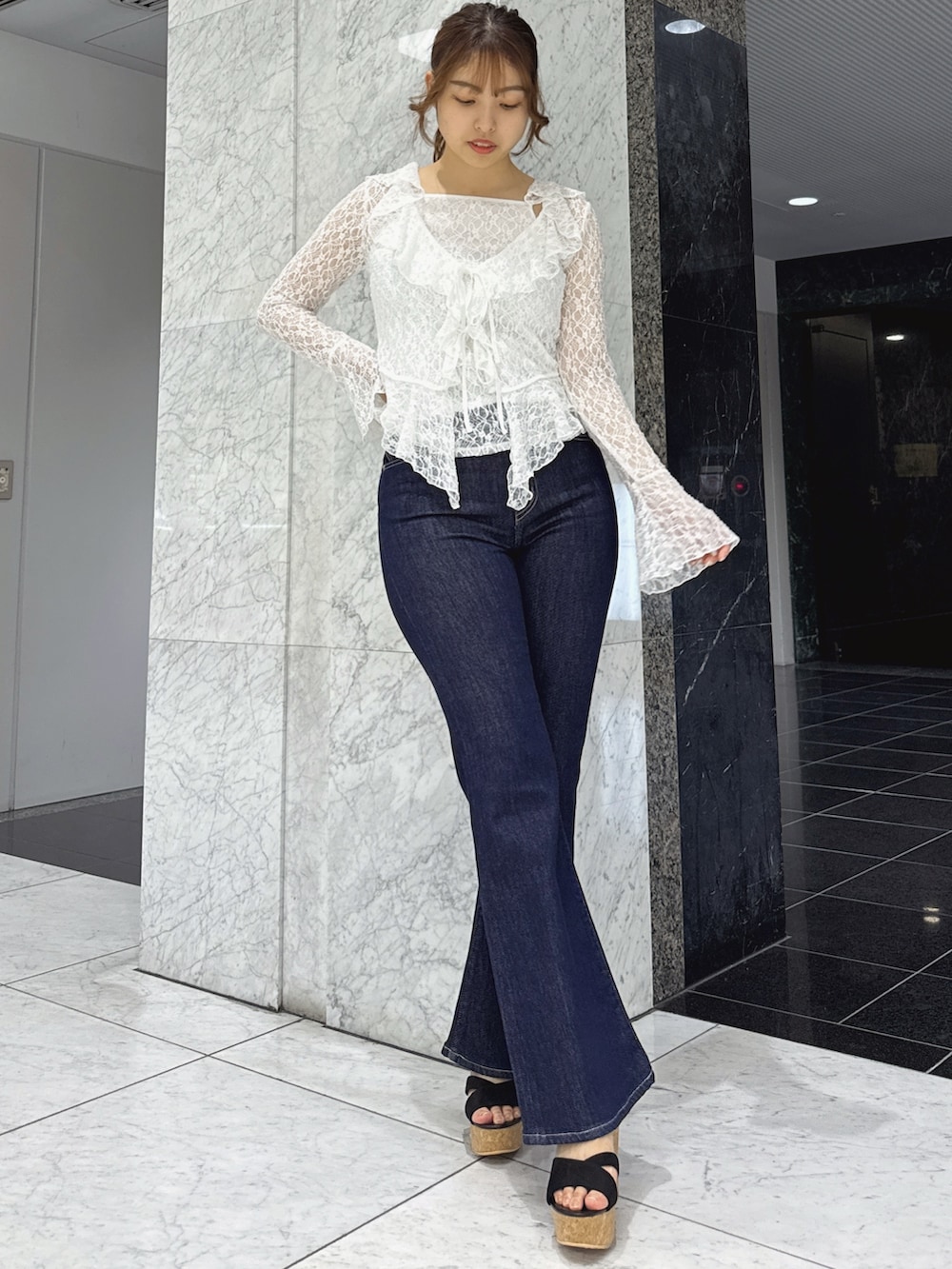 「dazzlin、ダズリン、デニム、デニムパンツ、フレアパンツ、お出かけ、お出かけコーデ、デートコーデ、デート、ライブ、夏コーデ、夏、トレンド、155cm」｜「dazzlinのラッフルヘムレースアンサンブル（Tシャツ/カットソー、ホワイト系）」を使った、mahoさん（レディース・155cm）の夏コーディネートの2枚目の写真