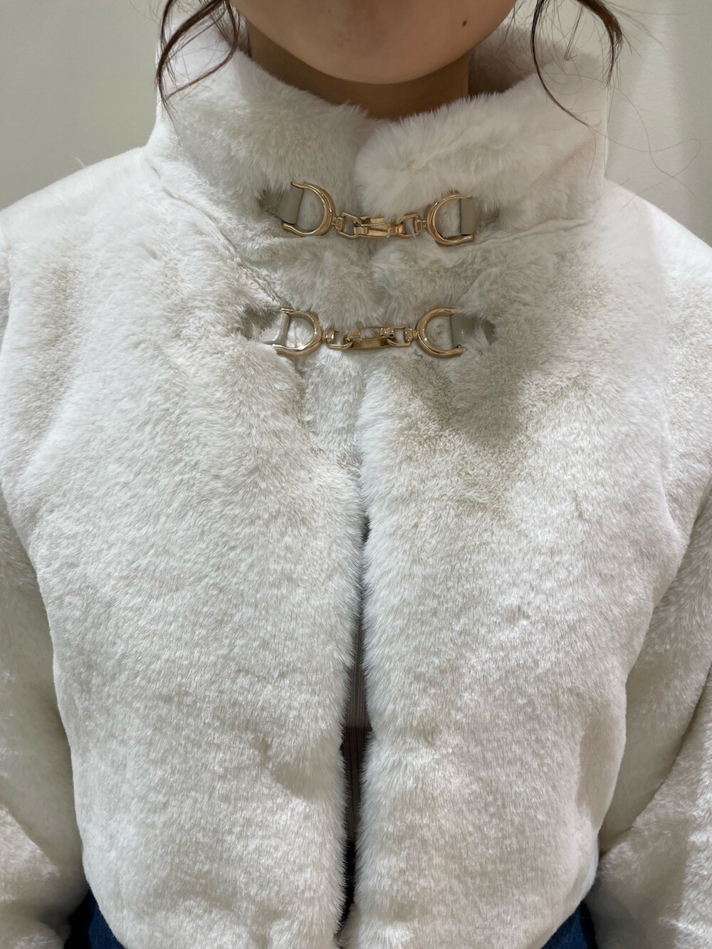 「dazzlin、ダズリン、ファーコート、冬コーデ、お出かけコーデ、デートコーデ、155cm、155cmコーデ、パンツスタイル」｜「dazzlinのショートビットフェイクファーコート（その他アウター、ホワイト系）」を使った、mahoさん（レディース・155cm）の秋コーディネートの7枚目の写真