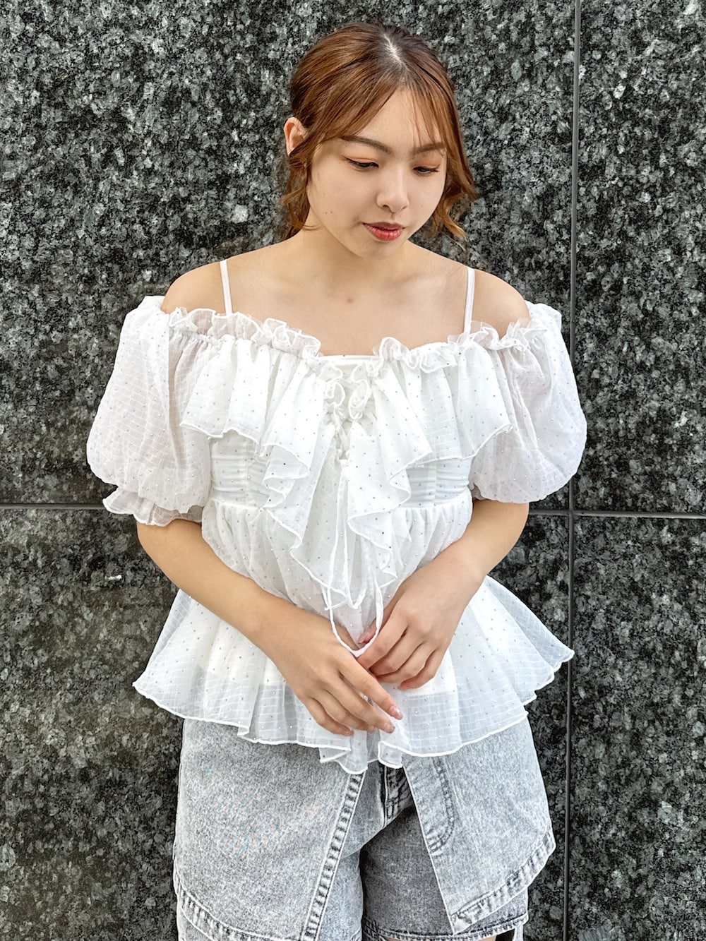 ホワイト系のシャツ/ブラウス、グレー系のデニムパンツ、ブラウン系のローファーを着用したレディースの春コーディネートの4枚目の写真
