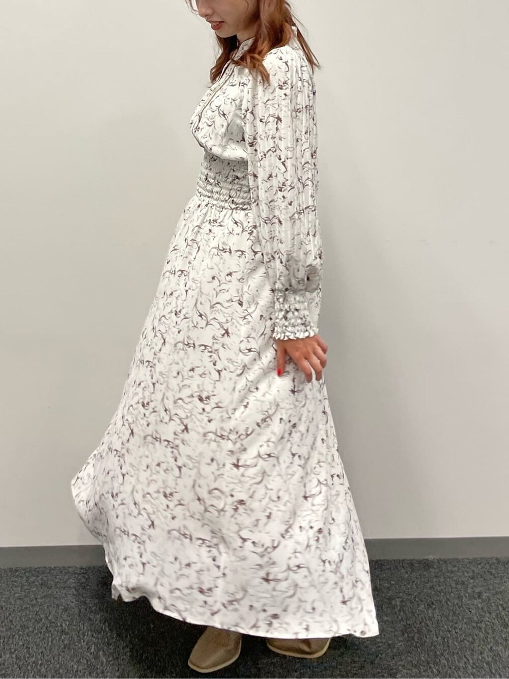 ホワイト系のワンピース、ベージュ系のブーツを着用したレディースの夏コーディネートの3枚目の写真