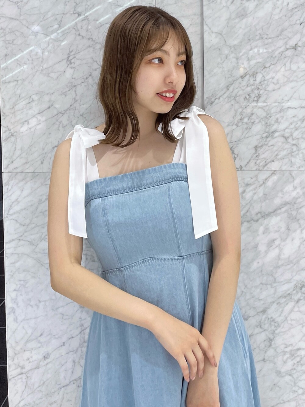 ブルー系のワンピース、ホワイト系のサンダルを着用したレディースの夏コーディネートの6枚目の写真