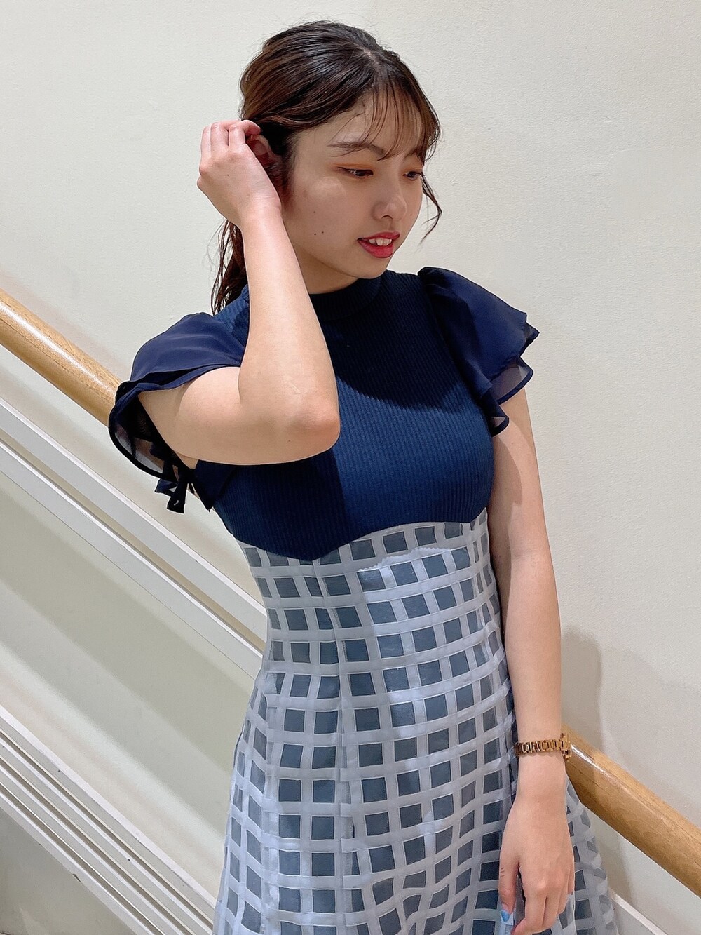 ブルー系のワンピース、ブラウン系のサンダルを着用したレディースの夏コーディネートの5枚目の写真