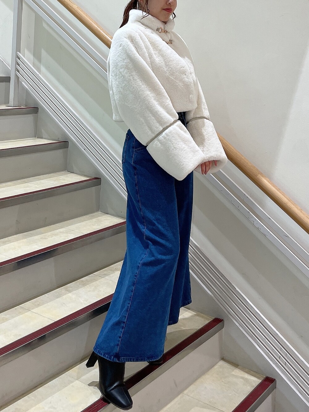 「dazzlin、ダズリン、ファーコート、冬コーデ、お出かけコーデ、デートコーデ、155cm、155cmコーデ、パンツスタイル」｜「dazzlinのショートビットフェイクファーコート（その他アウター、ホワイト系）」を使った、mahoさん（レディース・155cm）の秋コーディネートの2枚目の写真