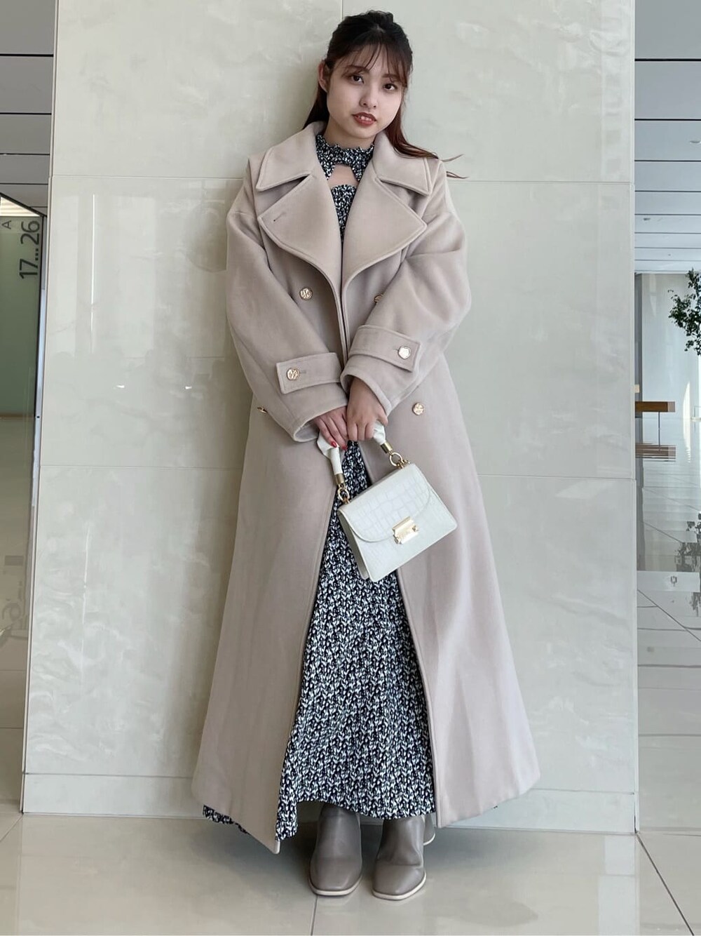 ブラック系のワンピース、ベージュ系のブーツ、ホワイト系のその他アウターを着用したレディースの夏コーディネートの2枚目の写真