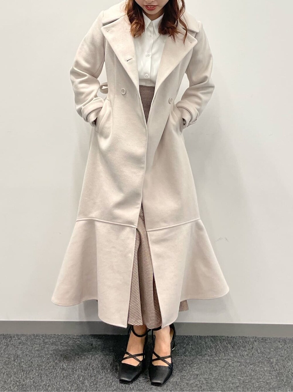 ホワイト系のシャツ/ブラウス、その他のスカート、ブラック系のパンプスを着用したレディースの夏コーディネートの2枚目の写真