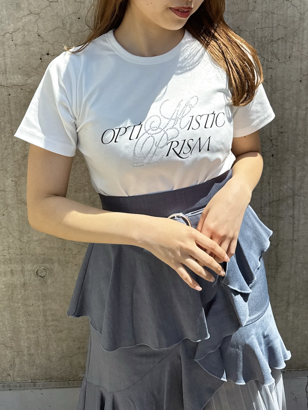 ホワイト系のTシャツ/カットソー、グレー系のスカート、ブラック系のローファーを着用したレディースの春コーディネートの5枚目の写真