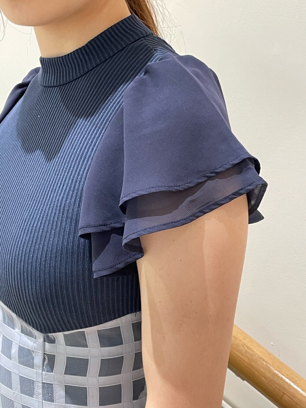 ブルー系のワンピース、ブラウン系のサンダルを着用したレディースの夏コーディネートの8枚目の写真