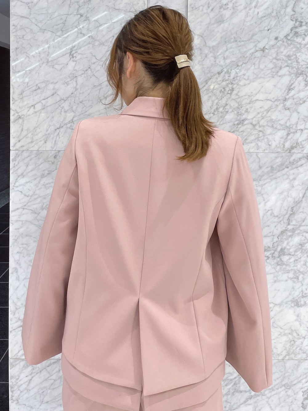 ピンク系のその他パンツ、ベージュ系のブーツ、ホワイト系のシャツ/ブラウスを着用したレディースの秋コーディネートの10枚目の写真