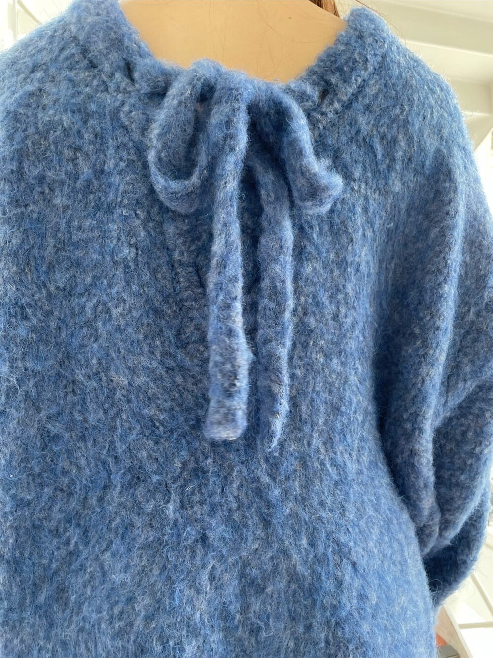 ブラック系のブーツ、ブルー系のニット/セーターを着用したレディースの秋コーディネートの8枚目の写真