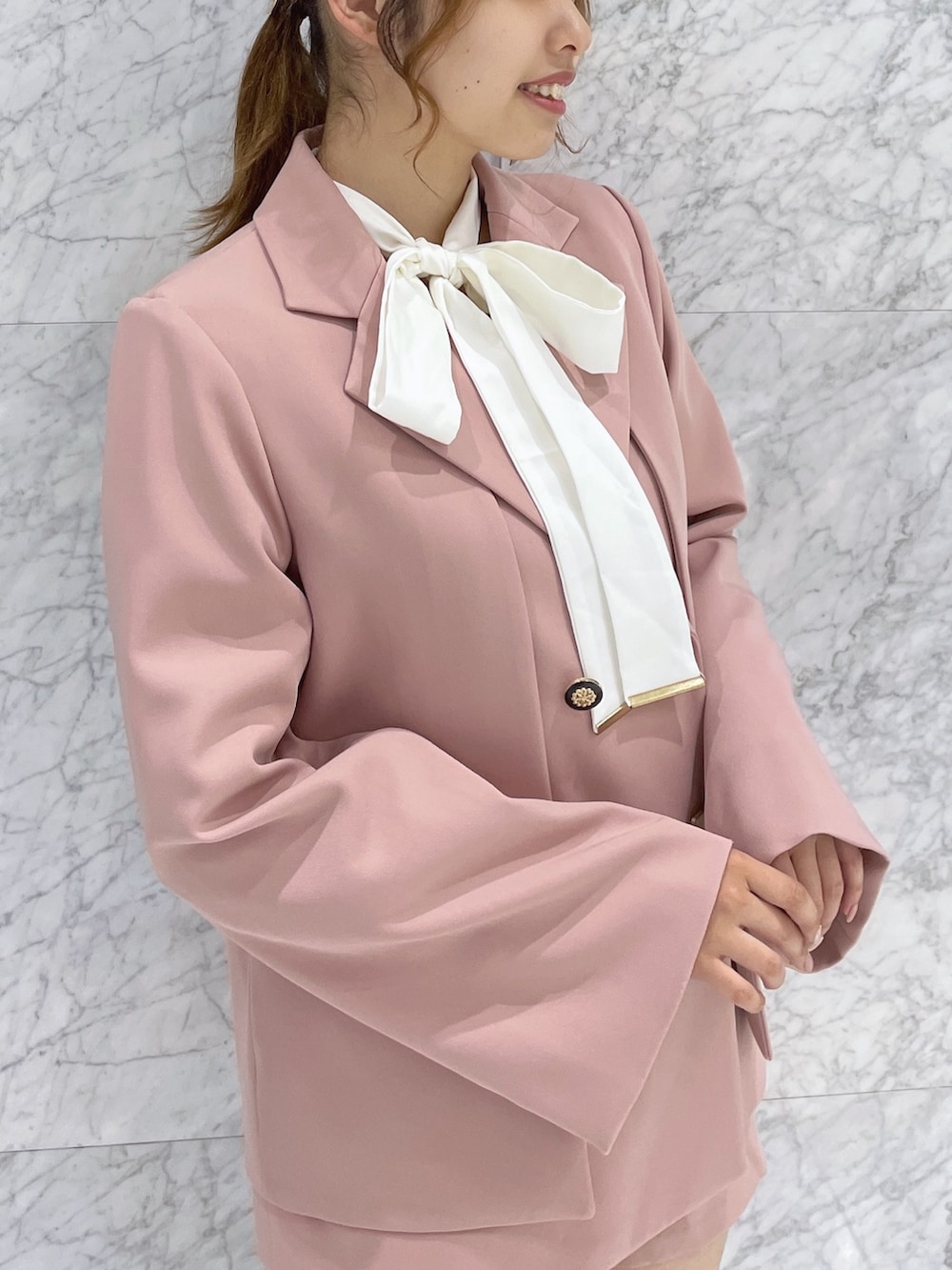 ピンク系のその他パンツ、ベージュ系のブーツ、ホワイト系のシャツ/ブラウスを着用したレディースの秋コーディネートの9枚目の写真