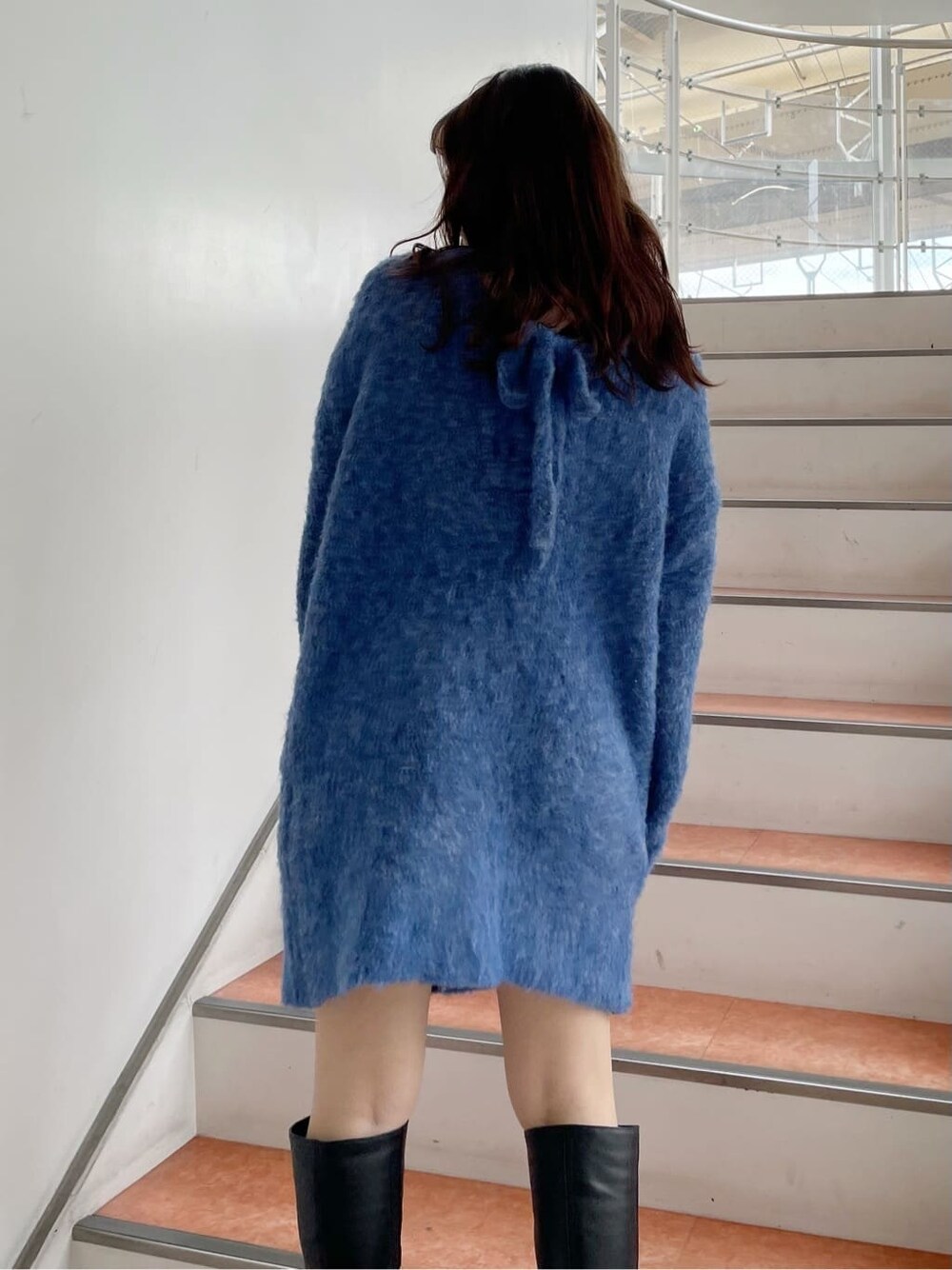 ブラック系のブーツ、ブルー系のニット/セーターを着用したレディースの秋コーディネートの4枚目の写真