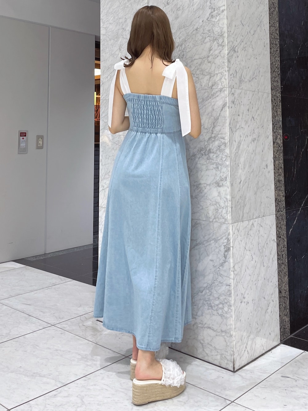 ブルー系のワンピース、ホワイト系のサンダルを着用したレディースの夏コーディネートの5枚目の写真