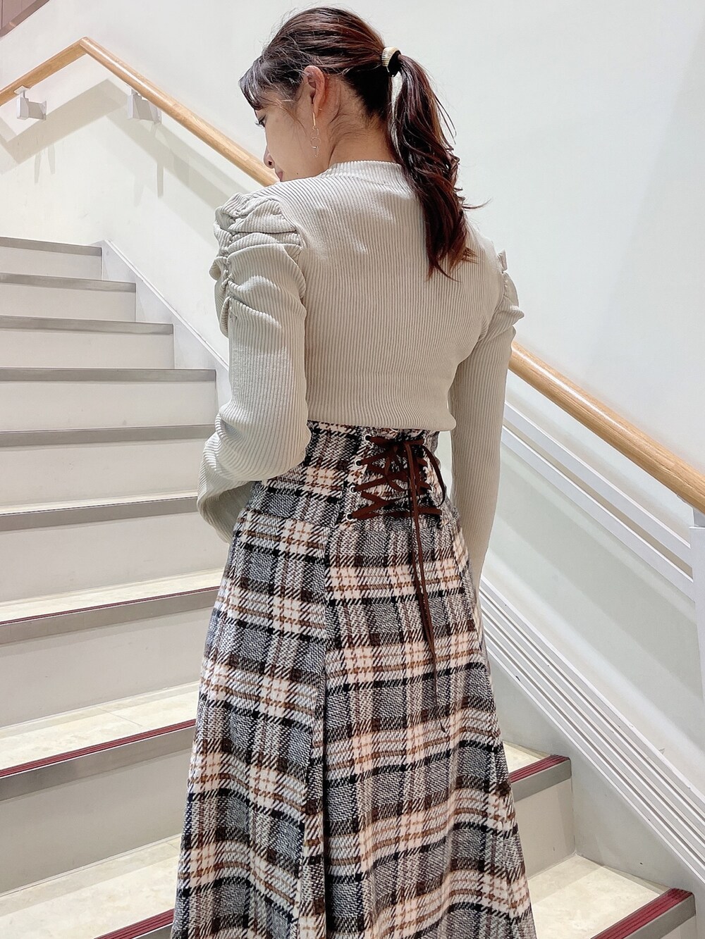 グレー系のニット/セーター、その他のスカート、ブラック系のブーツを着用したレディースの秋コーディネートの5枚目の写真