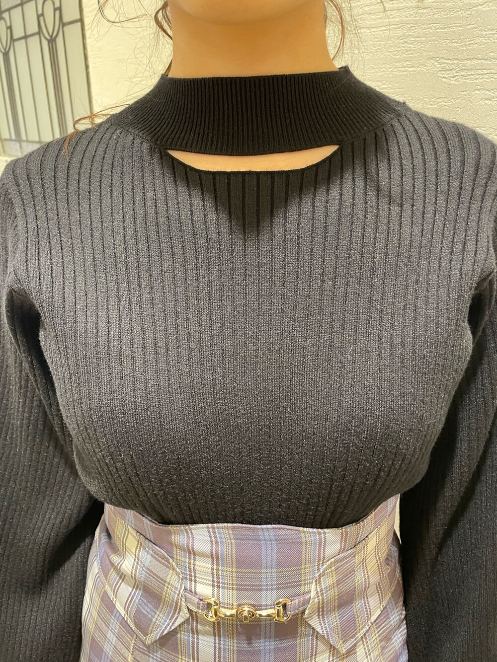 ブラック系のニット/セーター、パープル系のスカート、ベージュ系のブーツを着用したレディースの冬コーディネートの6枚目の写真