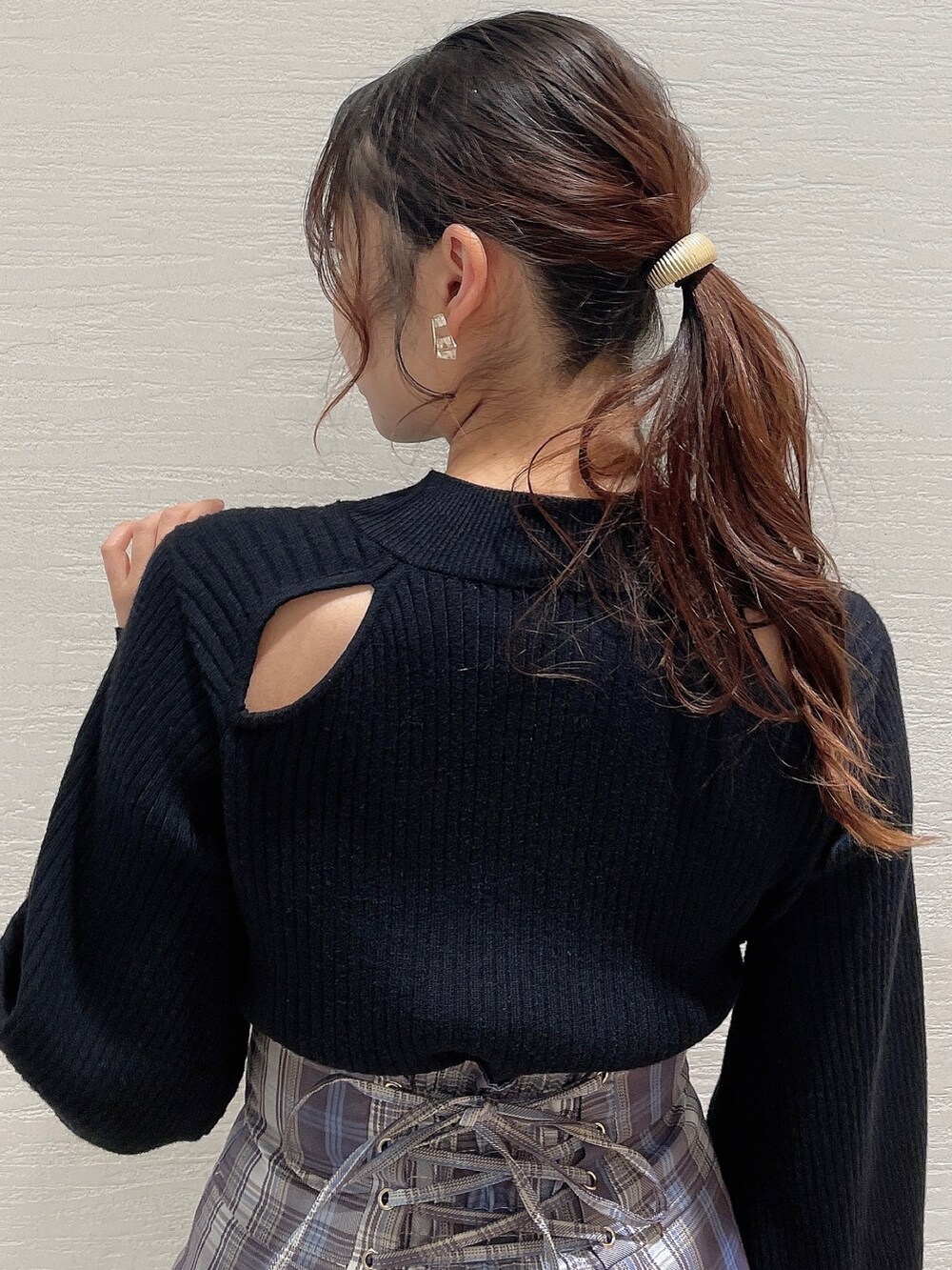 ブラック系のニット/セーター、パープル系のスカート、ベージュ系のブーツを着用したレディースの冬コーディネートの5枚目の写真