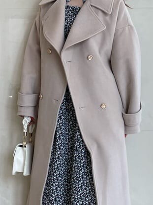 ブラック系のワンピース、ベージュ系のブーツ、ホワイト系のその他アウターを着用したレディースの夏コーディネートの5枚目の写真