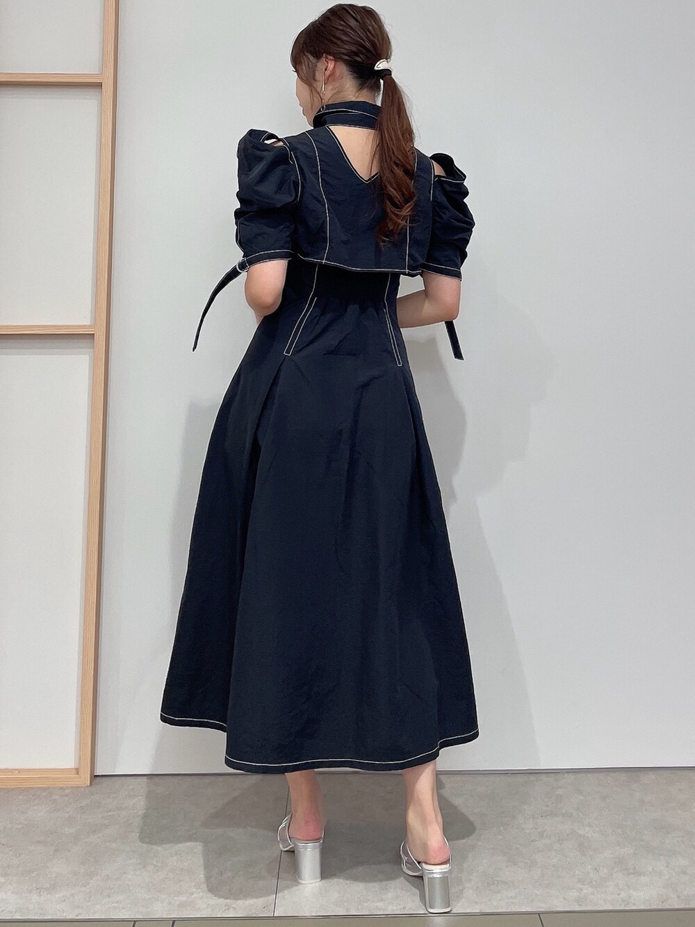 ブラック系のシャツワンピース、シルバー系のパンプスを着用したレディースの春コーディネートの5枚目の写真