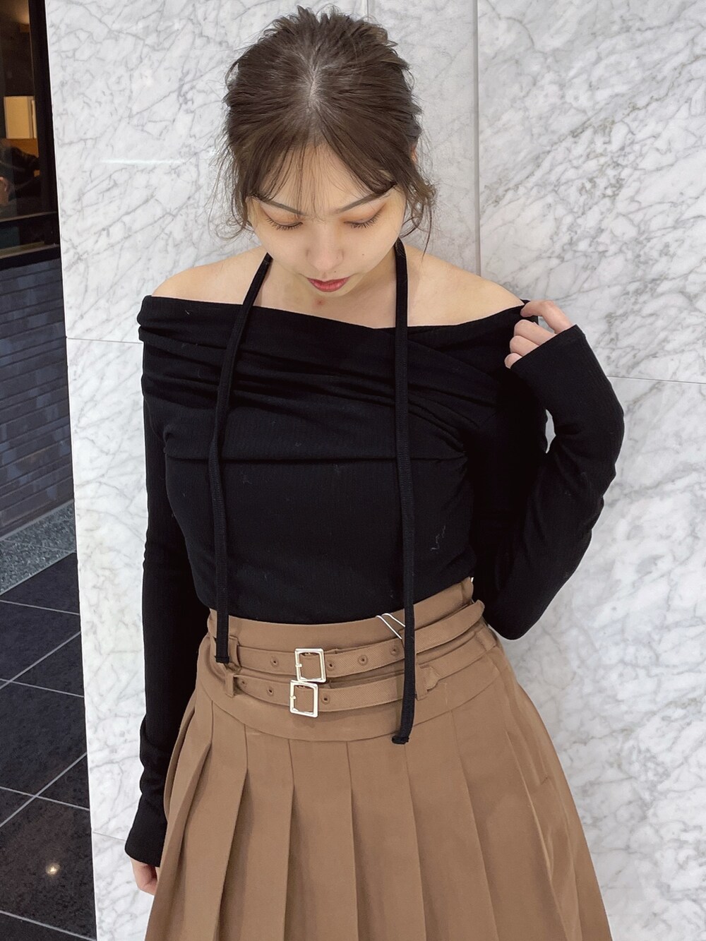 ブラック系のTシャツ/カットソー、ブラウン系のスカート、その他のブーツを着用したレディースの冬コーディネートの7枚目の写真