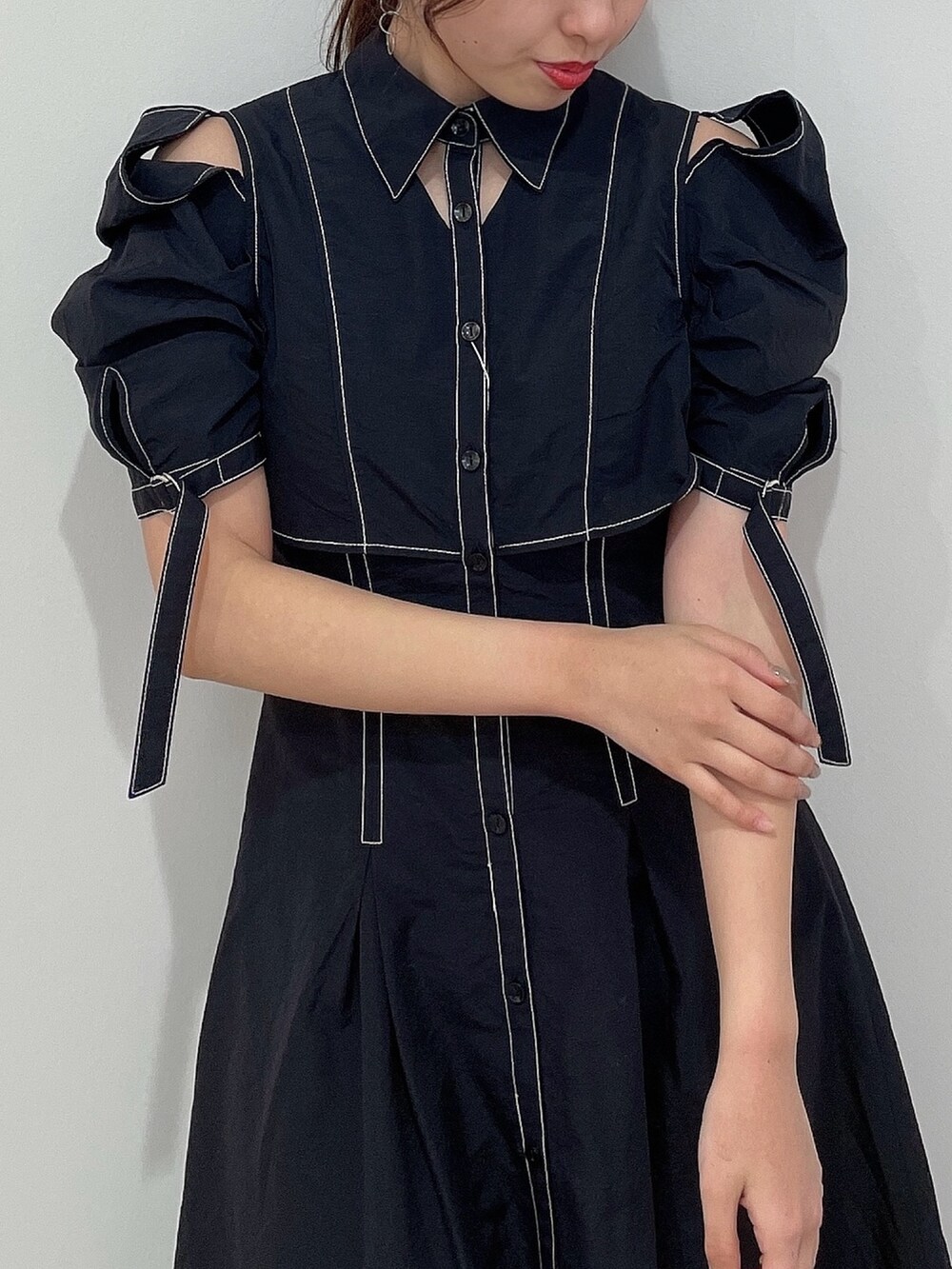 ブラック系のシャツワンピース、シルバー系のパンプスを着用したレディースの春コーディネートの7枚目の写真