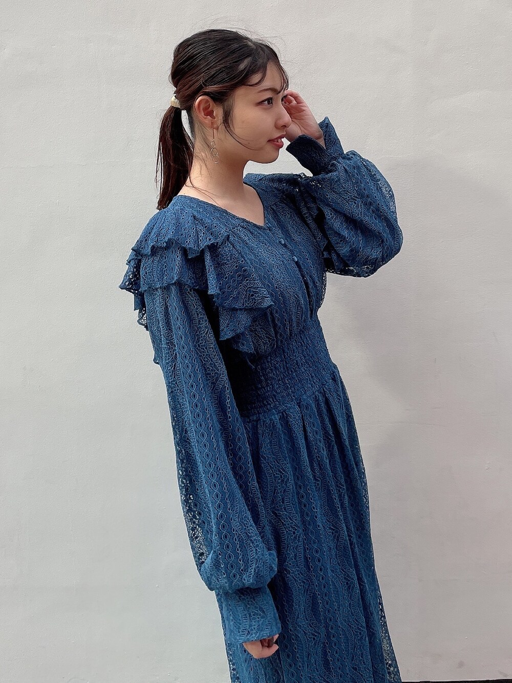 ブルー系のワンピース、ブラック系のブーツを着用したレディースの冬コーディネートの6枚目の写真