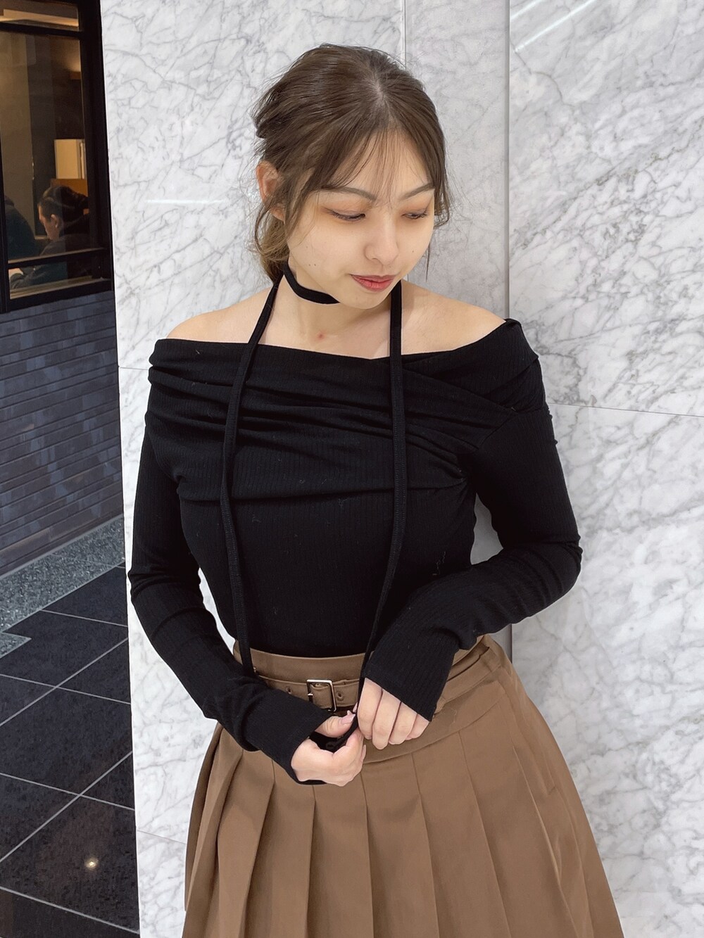 ブラック系のTシャツ/カットソー、ブラウン系のスカート、その他のブーツを着用したレディースの冬コーディネートの6枚目の写真