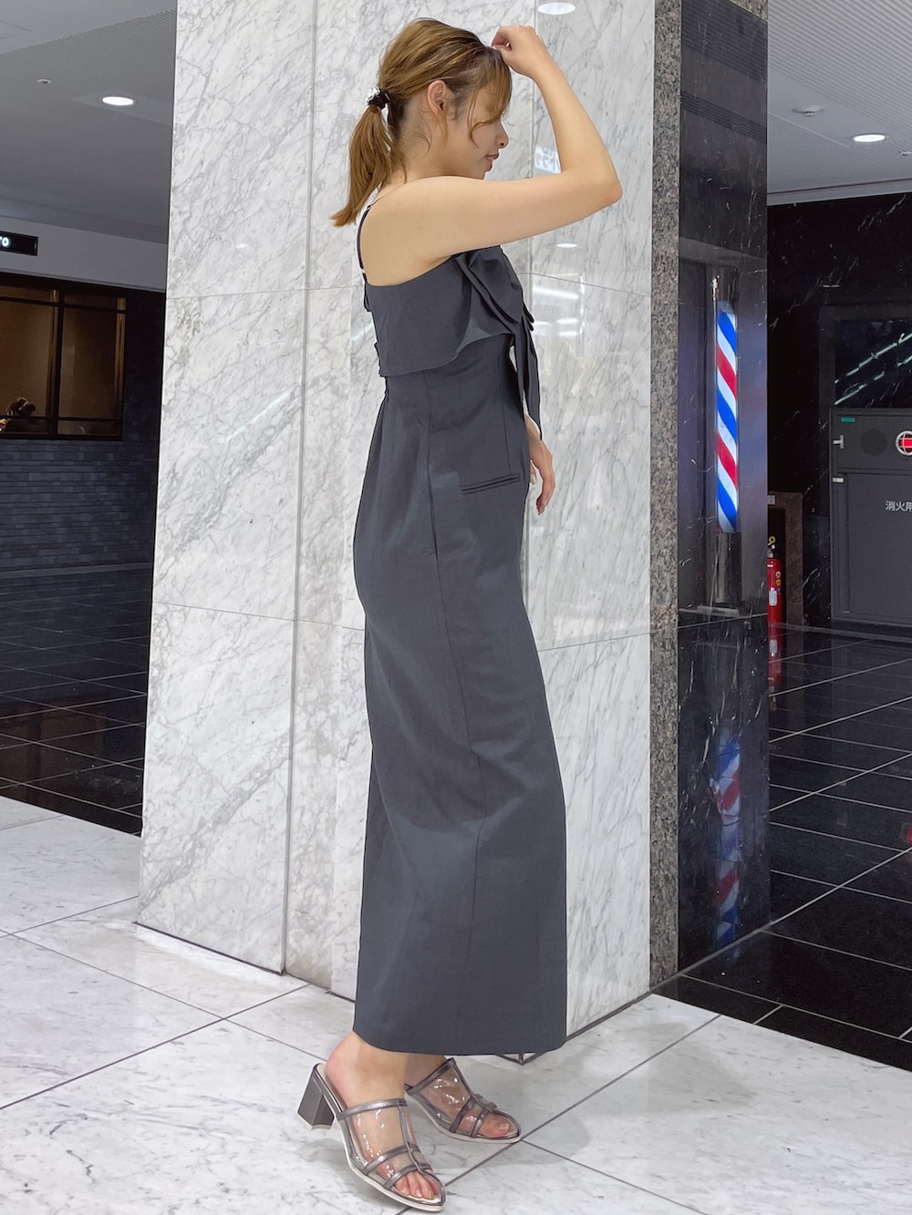 グレー系のワンピース、シルバー系のパンプスを着用したレディースの夏コーディネートの3枚目の写真