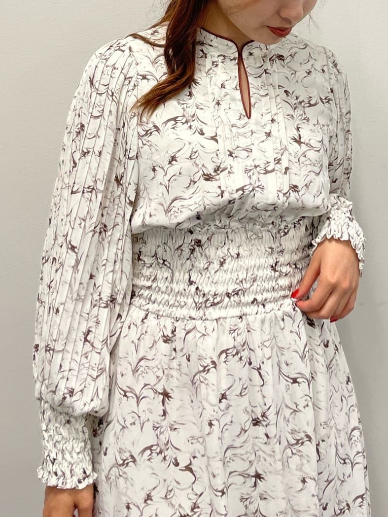 ホワイト系のワンピース、ベージュ系のブーツを着用したレディースの夏コーディネートの6枚目の写真