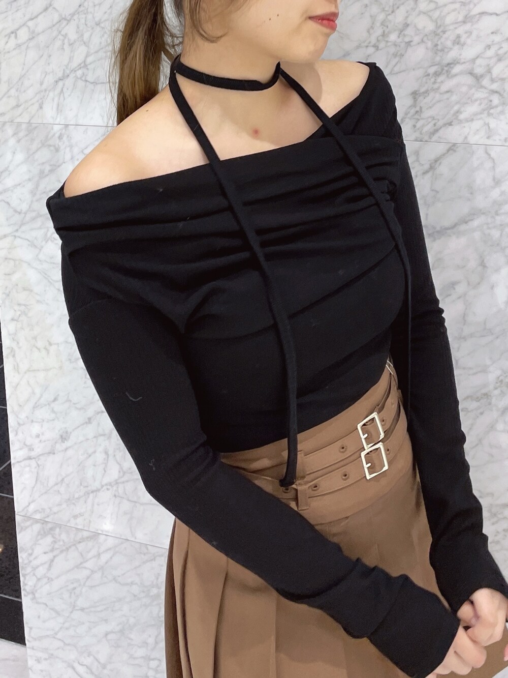 ブラック系のTシャツ/カットソー、ブラウン系のスカート、その他のブーツを着用したレディースの冬コーディネートの8枚目の写真