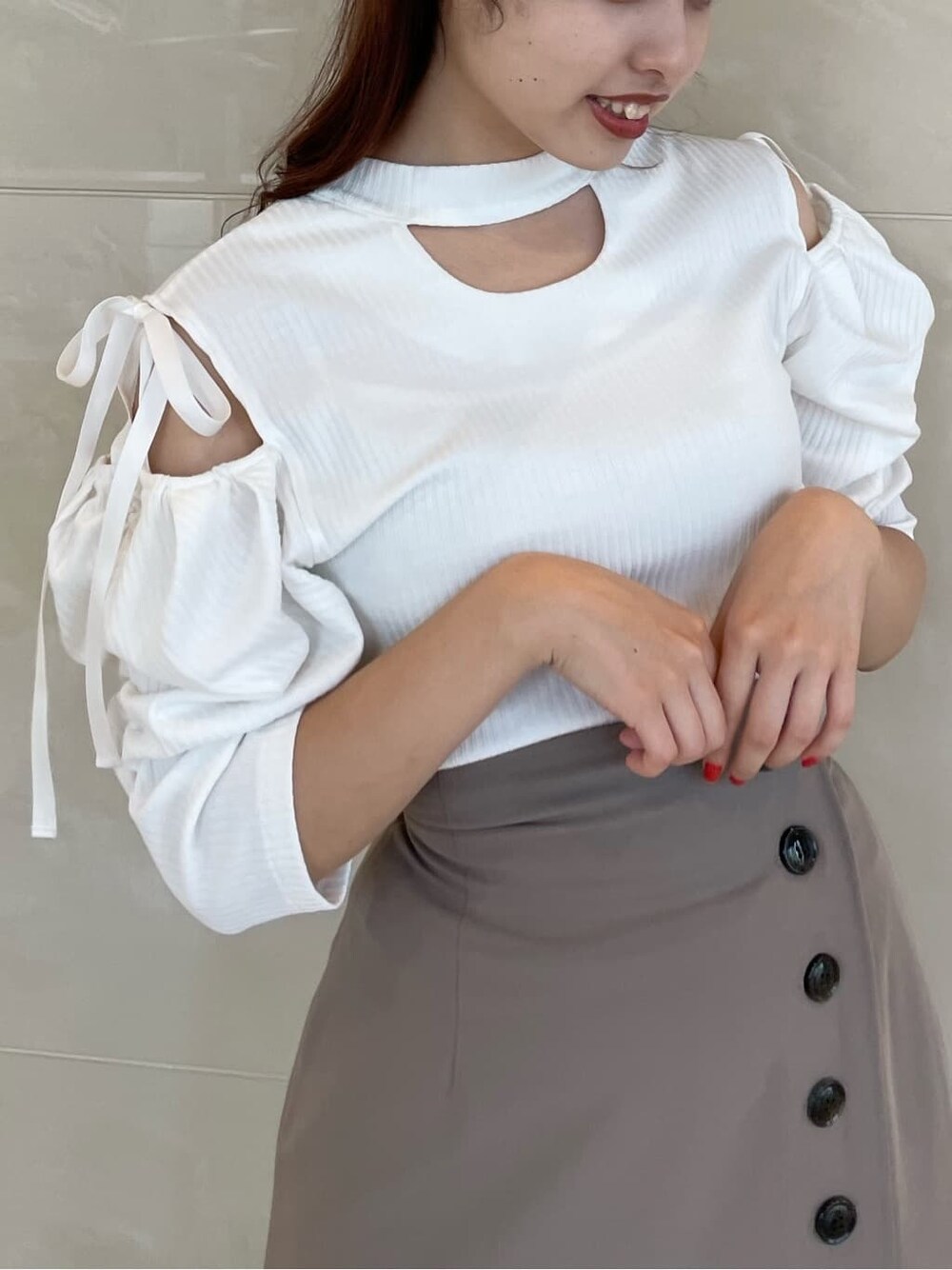 ベージュ系のスカート、ベージュ系のローファー、ホワイト系のTシャツ/カットソーを着用したレディースの夏コーディネートの4枚目の写真