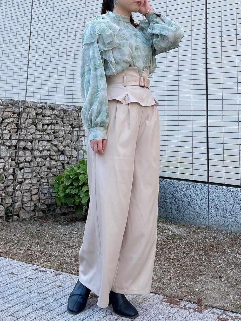 ブラック系のブーツ、ベージュ系のその他パンツ、グリーン系のシャツ/ブラウスを着用したレディースの秋コーディネートの2枚目の写真