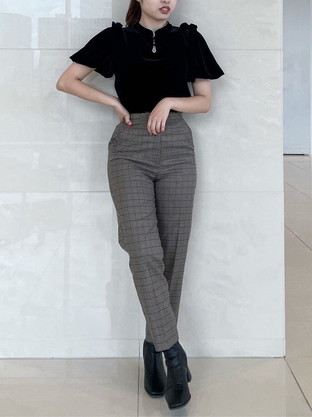 ブラック系のライダースジャケット、ブルー系のその他パンツ、ブラック系のTシャツ/カットソーを着用したレディースの秋コーディネートの4枚目の写真