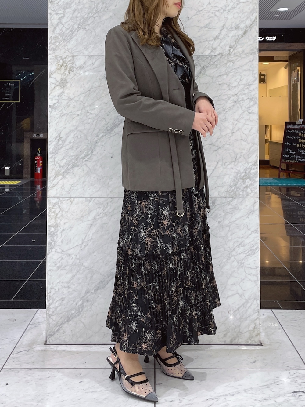 ブラック系のワンピース、ブラウン系のテーラードジャケット、その他のパンプスを着用したレディースの冬コーディネートの4枚目の写真