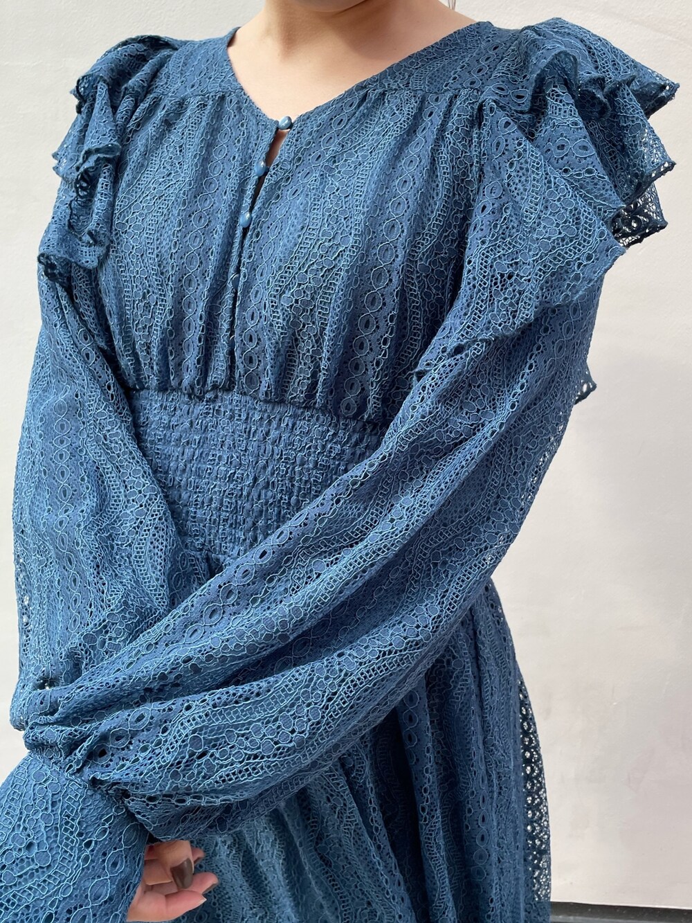 ブルー系のワンピース、ブラック系のブーツを着用したレディースの冬コーディネートの7枚目の写真