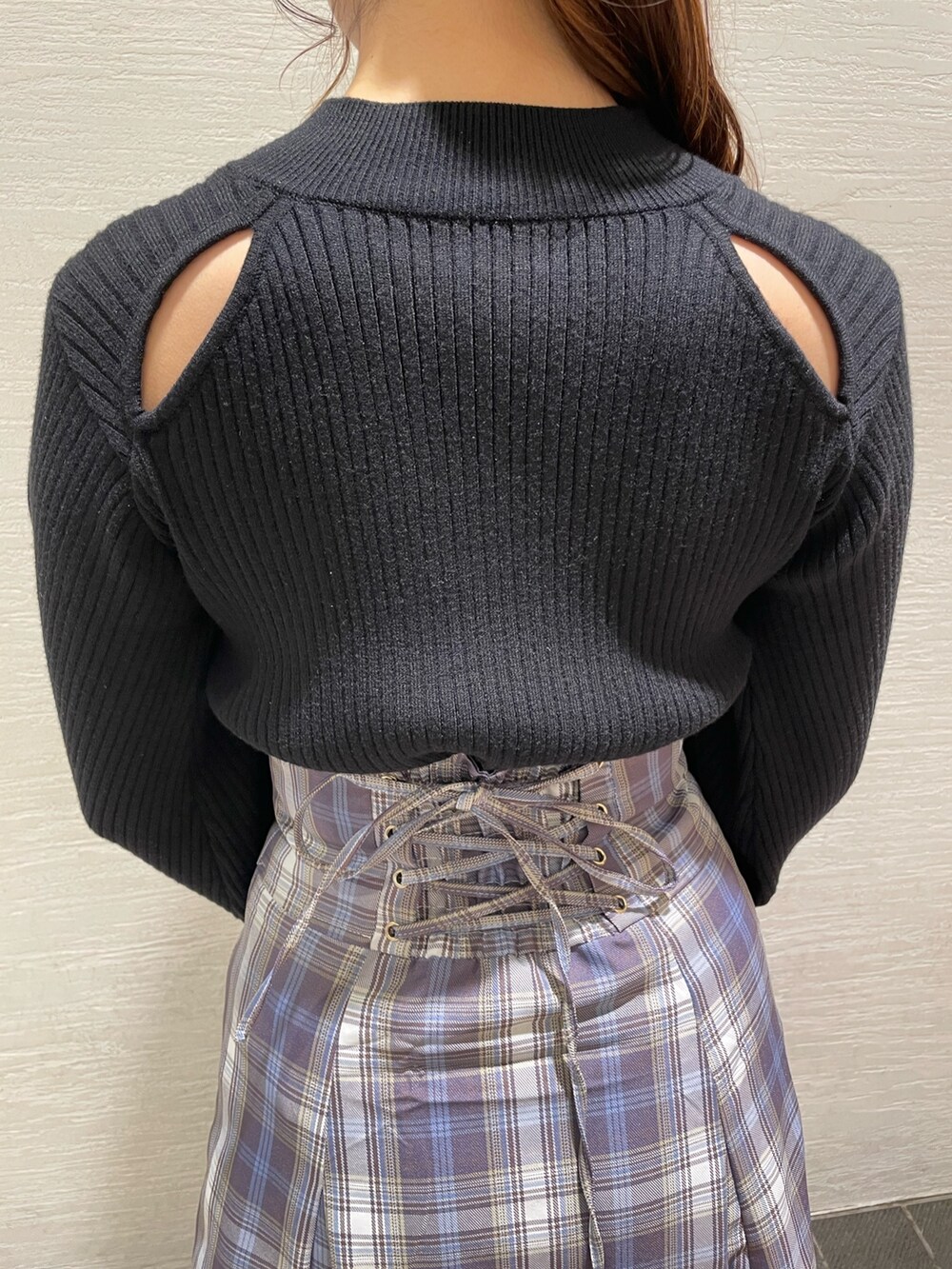 ブラック系のニット/セーター、パープル系のスカート、ベージュ系のブーツを着用したレディースの冬コーディネートの8枚目の写真