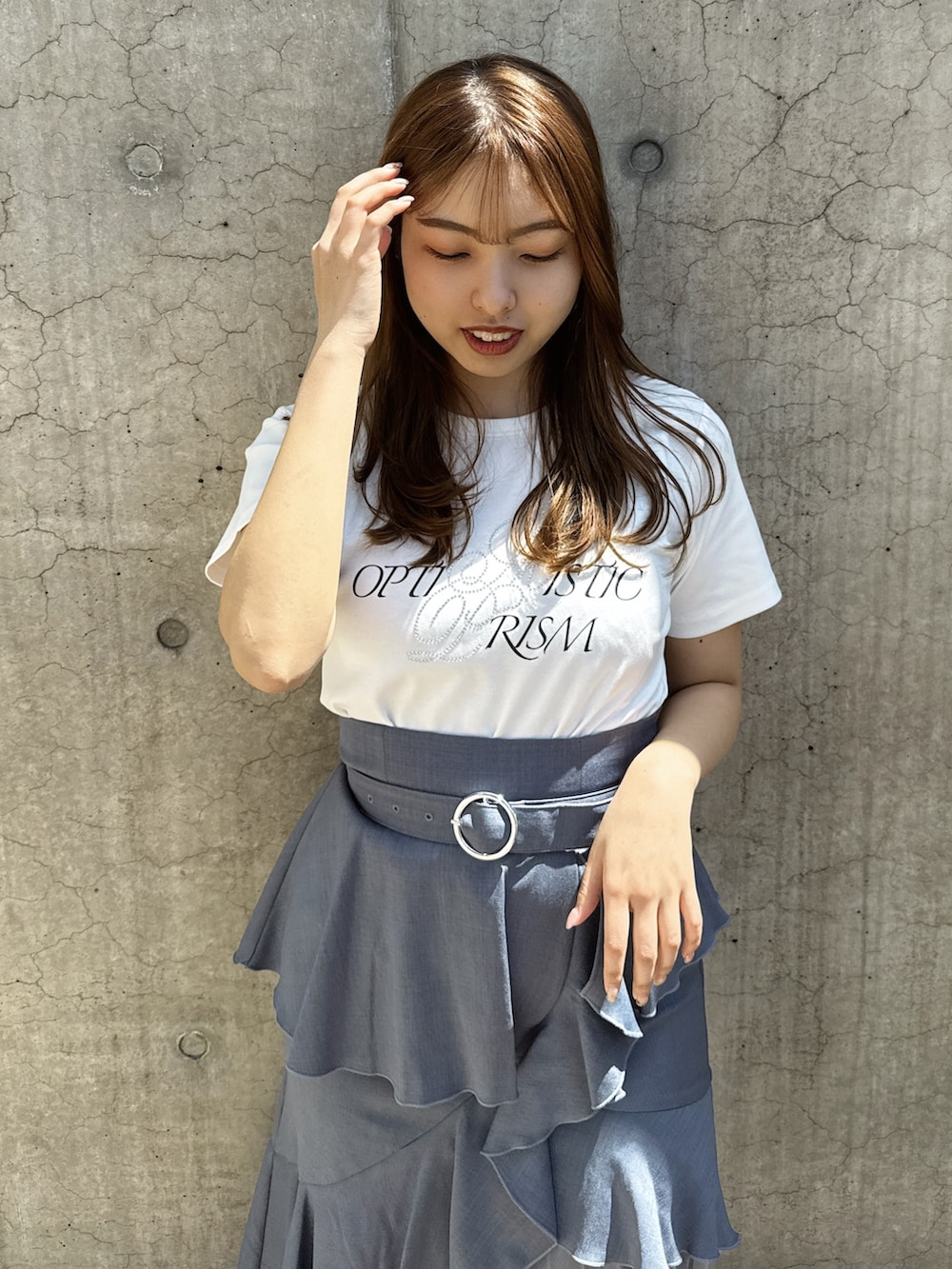 ホワイト系のTシャツ/カットソー、グレー系のスカート、ブラック系のローファーを着用したレディースの春コーディネートの4枚目の写真