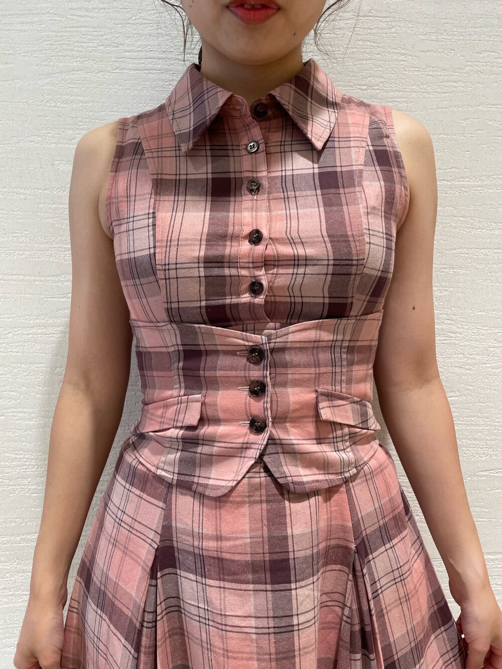 ピンク系のワンピース、ブラウン系のパンプスを着用したレディースの夏コーディネートの8枚目の写真