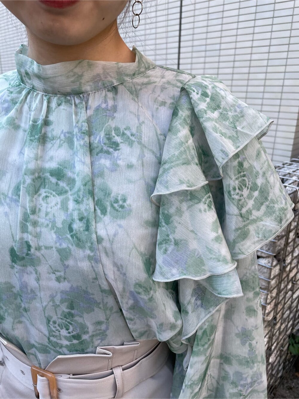 ブラック系のブーツ、ベージュ系のその他パンツ、グリーン系のシャツ/ブラウスを着用したレディースの秋コーディネートの7枚目の写真