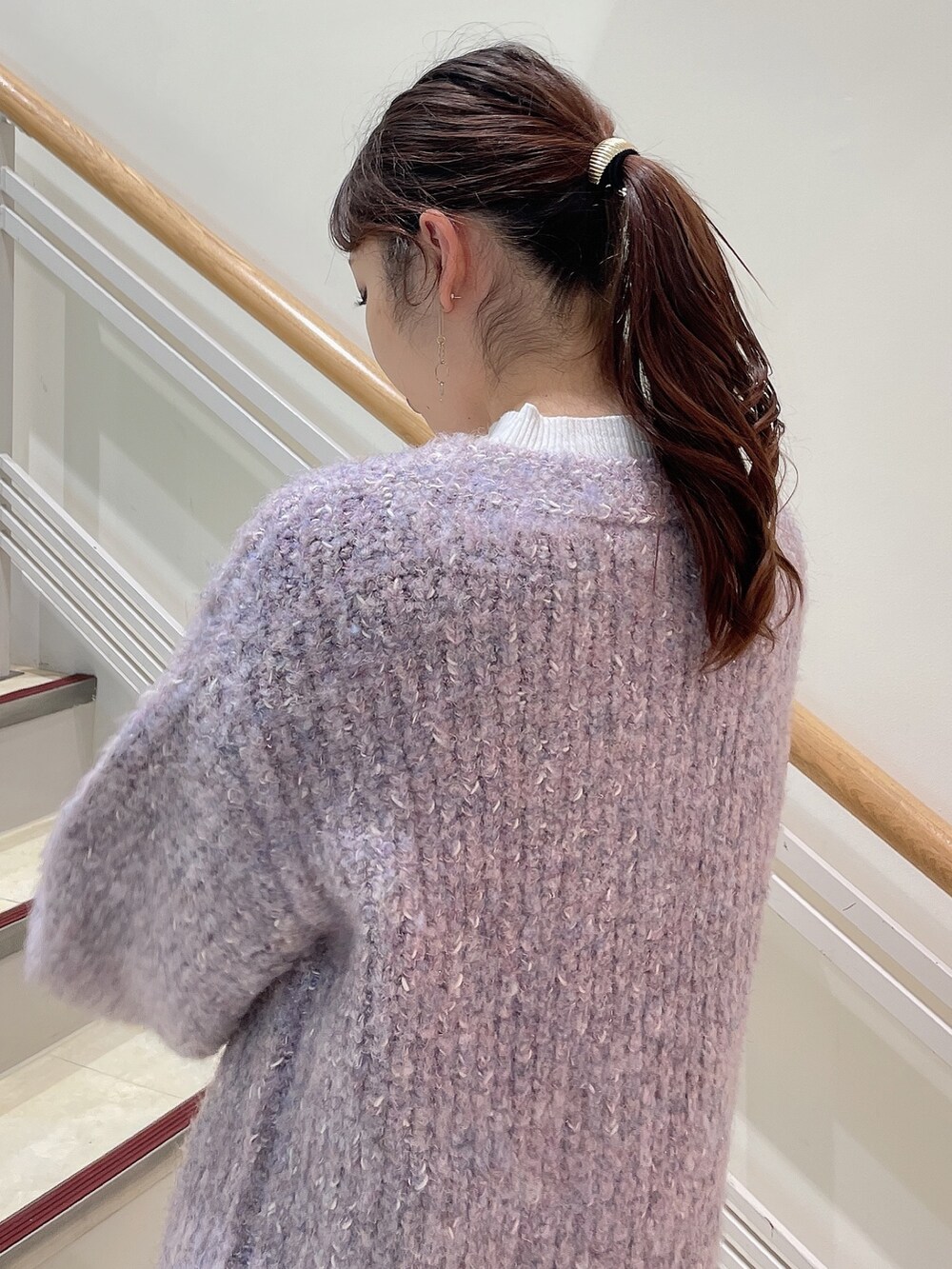 ブラック系のブーツ、ホワイト系のニット/セーター、パープル系のカーディガン/ボレロを着用したレディースの秋コーディネートの4枚目の写真