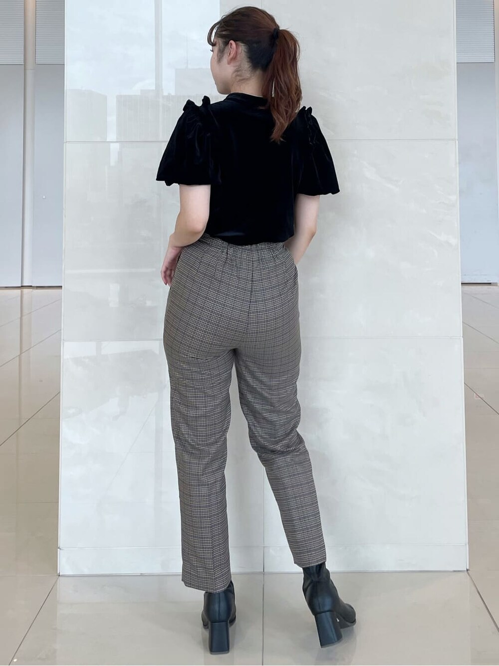 ブラック系のライダースジャケット、ブルー系のその他パンツ、ブラック系のTシャツ/カットソーを着用したレディースの秋コーディネートの5枚目の写真