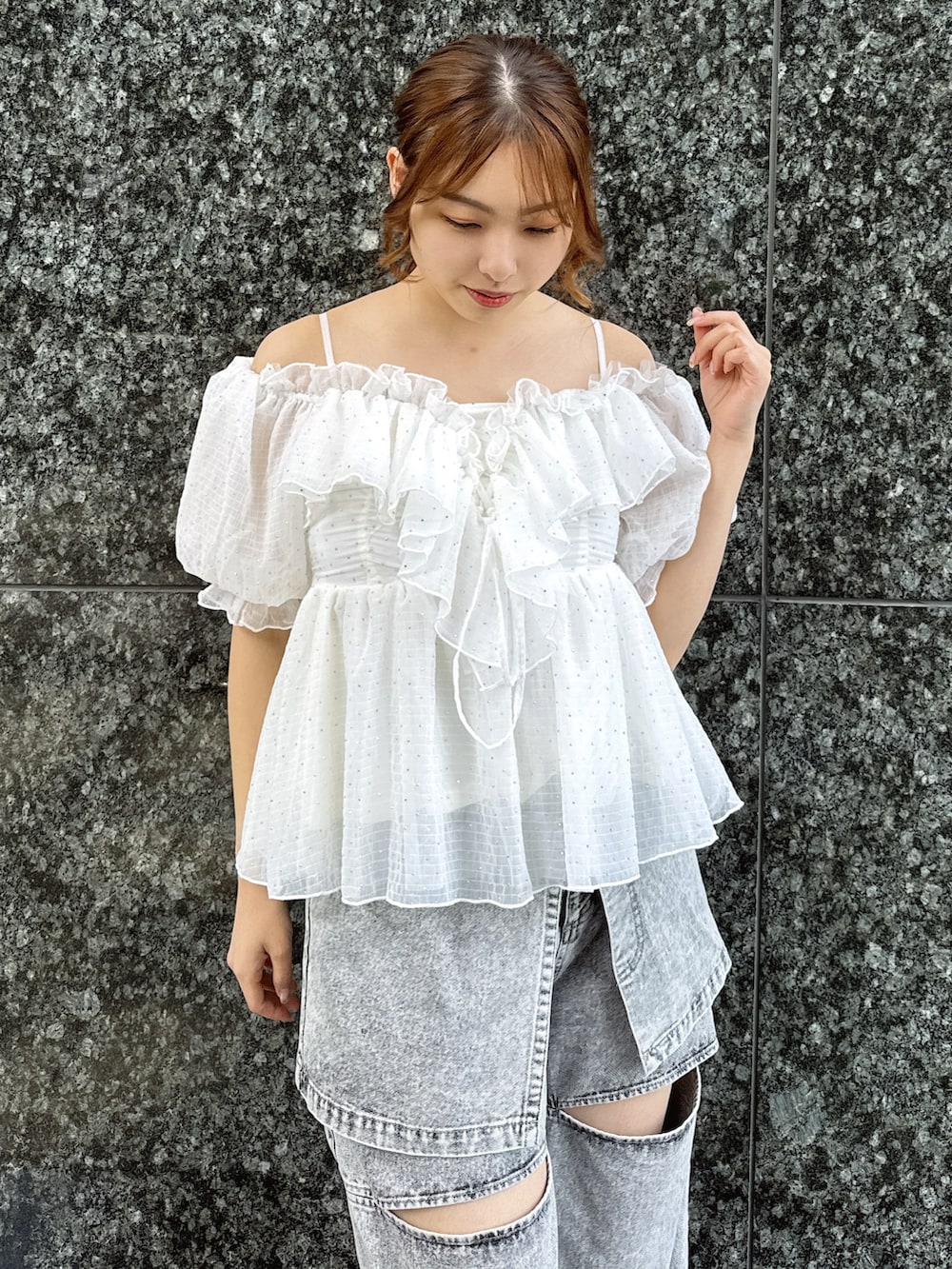 ホワイト系のシャツ/ブラウス、グレー系のデニムパンツ、ブラウン系のローファーを着用したレディースの春コーディネートの5枚目の写真