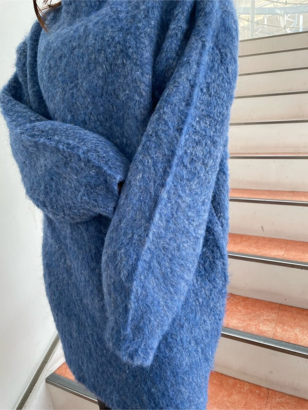 ブラック系のブーツ、ブルー系のニット/セーターを着用したレディースの秋コーディネートの6枚目の写真