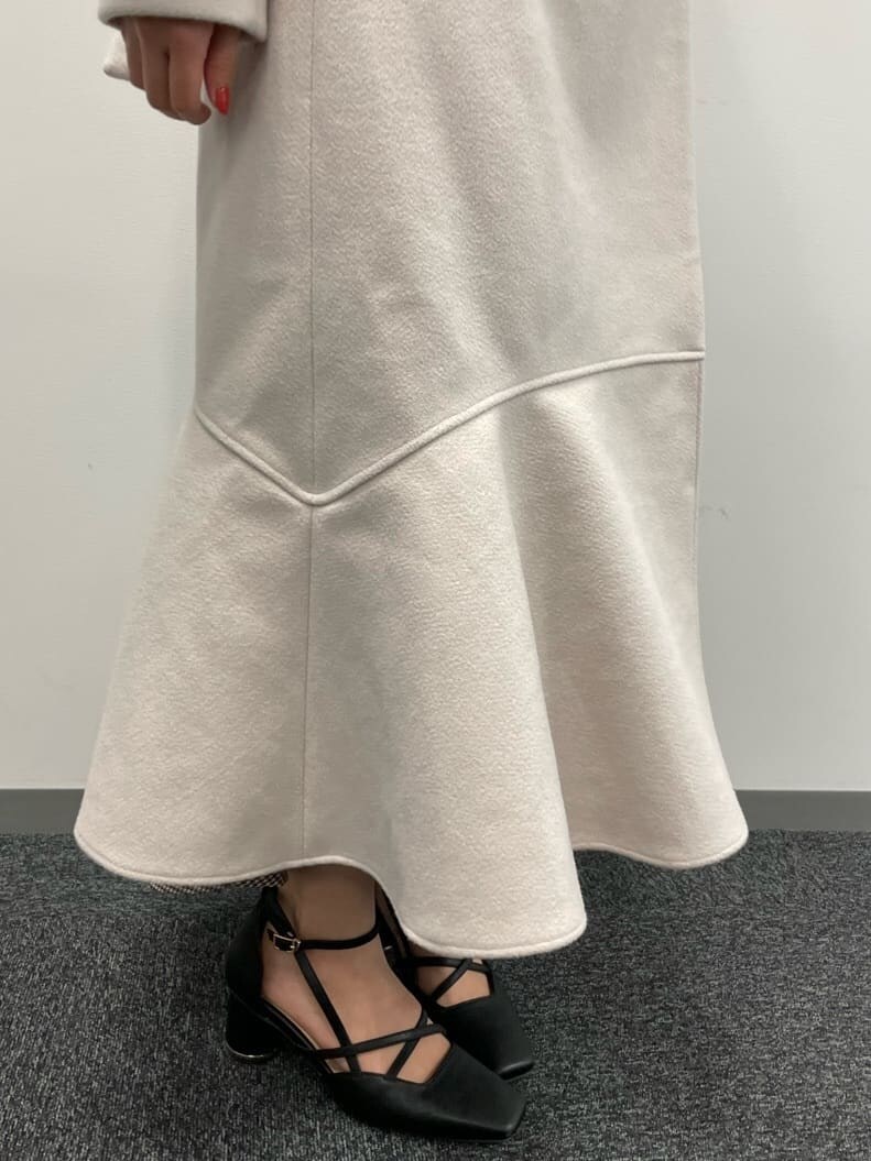 ホワイト系のシャツ/ブラウス、その他のスカート、ブラック系のパンプスを着用したレディースの夏コーディネートの4枚目の写真