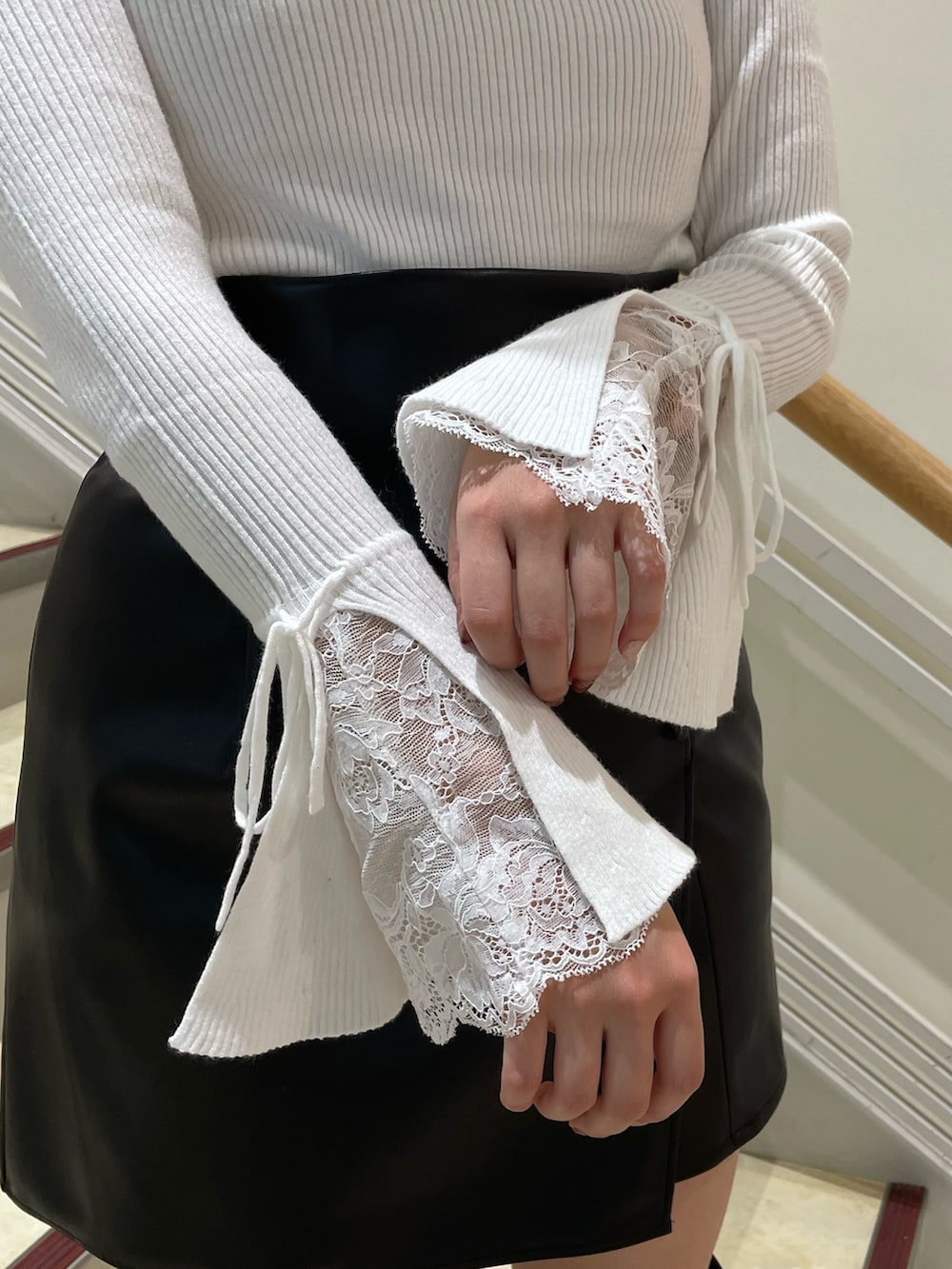 ブラック系のブーツ、ホワイト系のニット/セーター、パープル系のカーディガン/ボレロを着用したレディースの秋コーディネートの9枚目の写真