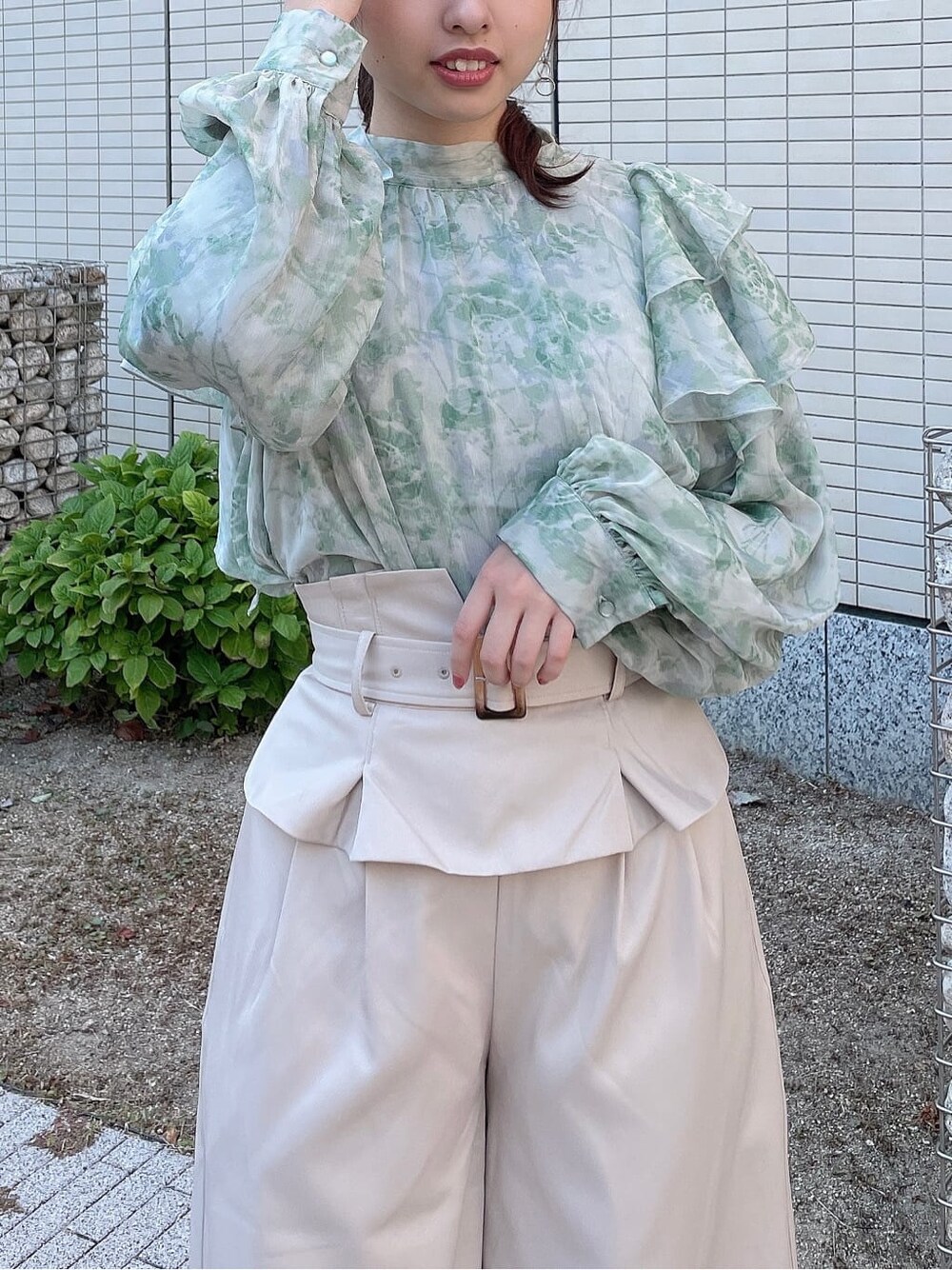 ブラック系のブーツ、ベージュ系のその他パンツ、グリーン系のシャツ/ブラウスを着用したレディースの秋コーディネートの4枚目の写真