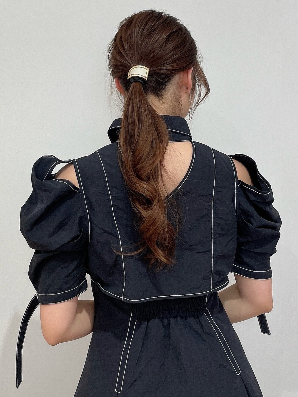 ブラック系のシャツワンピース、シルバー系のパンプスを着用したレディースの春コーディネートの9枚目の写真