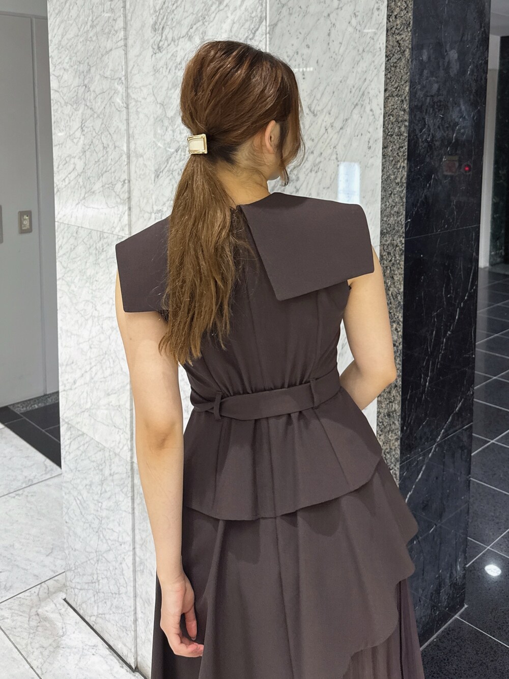 ブラウン系のワンピース、ホワイト系のサンダルを着用したレディースの夏コーディネートの7枚目の写真