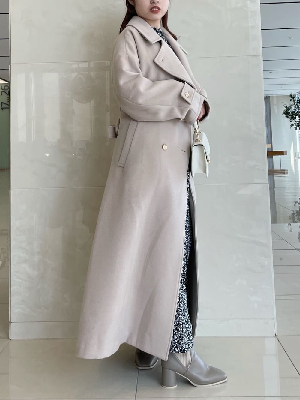 ブラック系のワンピース、ベージュ系のブーツ、ホワイト系のその他アウターを着用したレディースの夏コーディネートの3枚目の写真