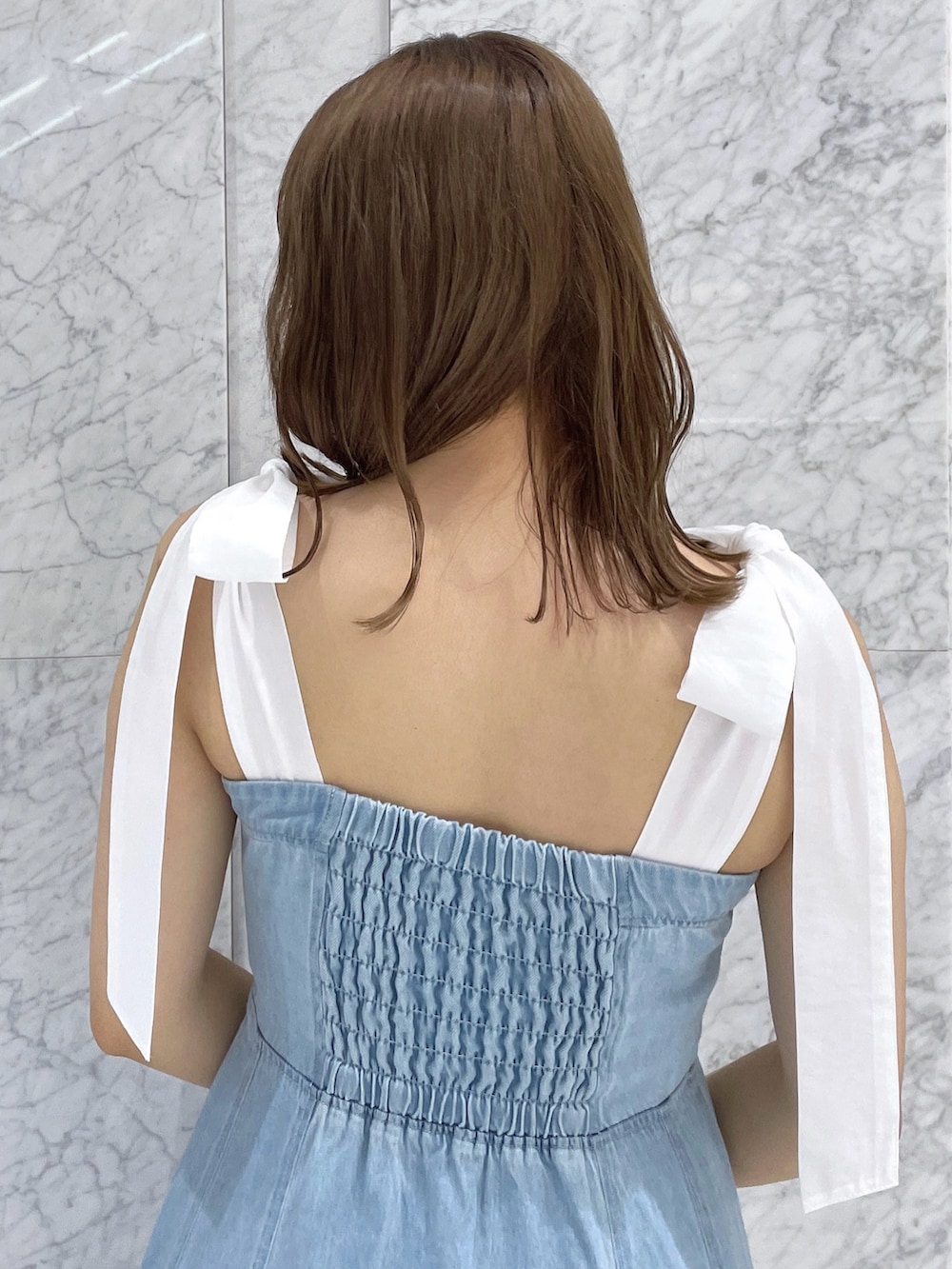 ブルー系のワンピース、ホワイト系のサンダルを着用したレディースの夏コーディネートの9枚目の写真