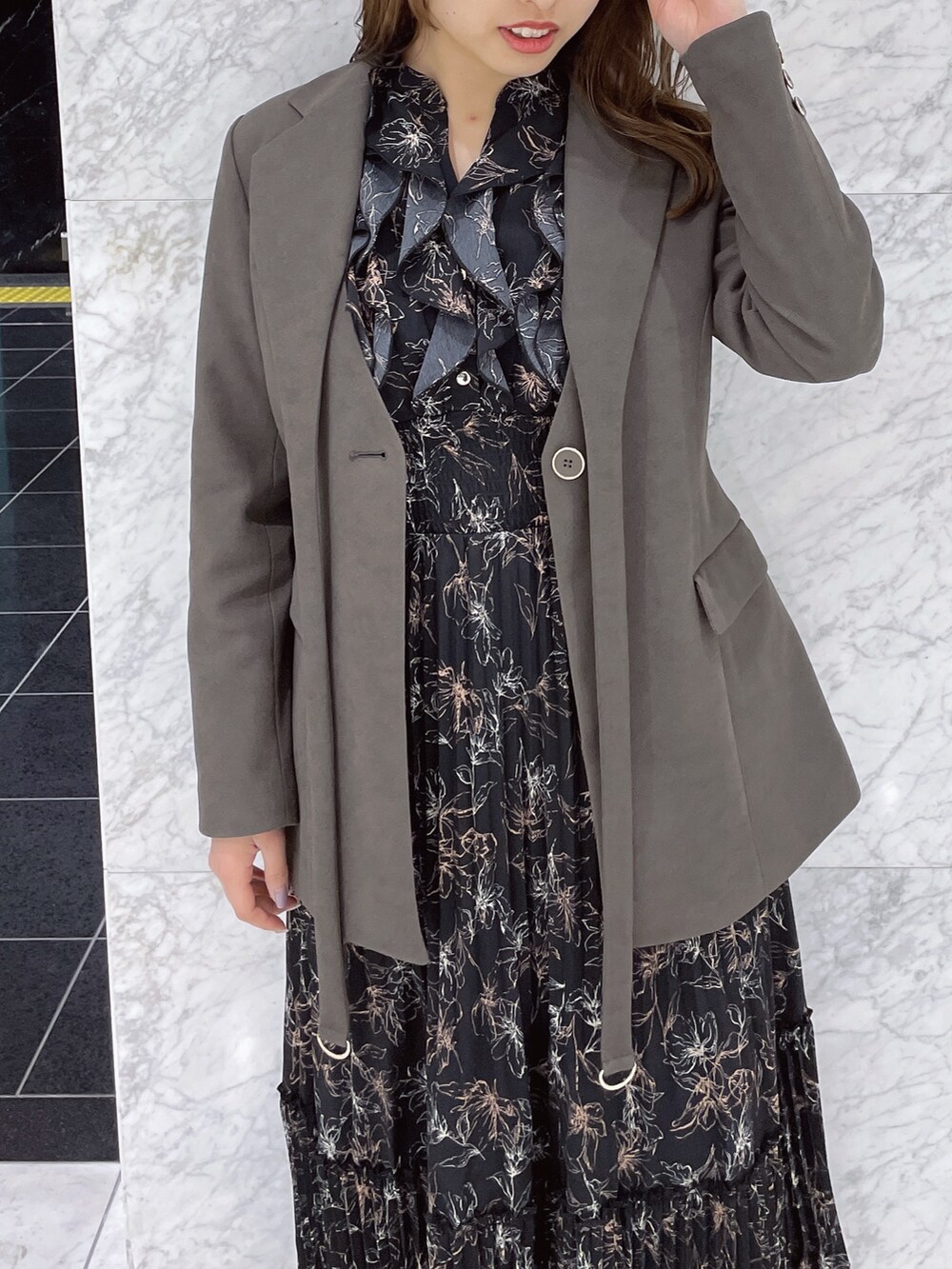 ブラック系のワンピース、ブラウン系のテーラードジャケット、その他のパンプスを着用したレディースの冬コーディネートの6枚目の写真